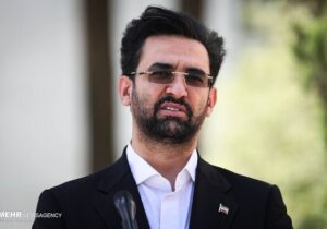 آذری جهرمی: بازی قدرت را کنار بگذارید و ترمز نرخ ارز را بکشید!