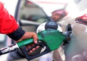 آغاز عرضه بنزین سوپر وارداتی در تهران با خودروهای سوخت‌رسان