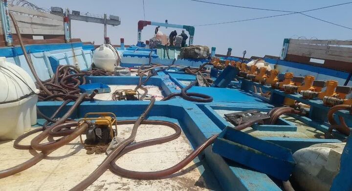توقیف لنج صیادی حامل ۱۵ هزار لیتر سوخت قاچاق در آب‌های کیش