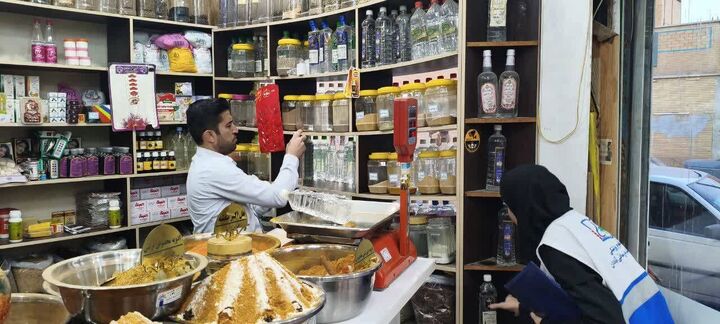 کشف و توقیف ۳۲۳ لیتر عرقیات تاریخ مصرف گذشته در آبادان